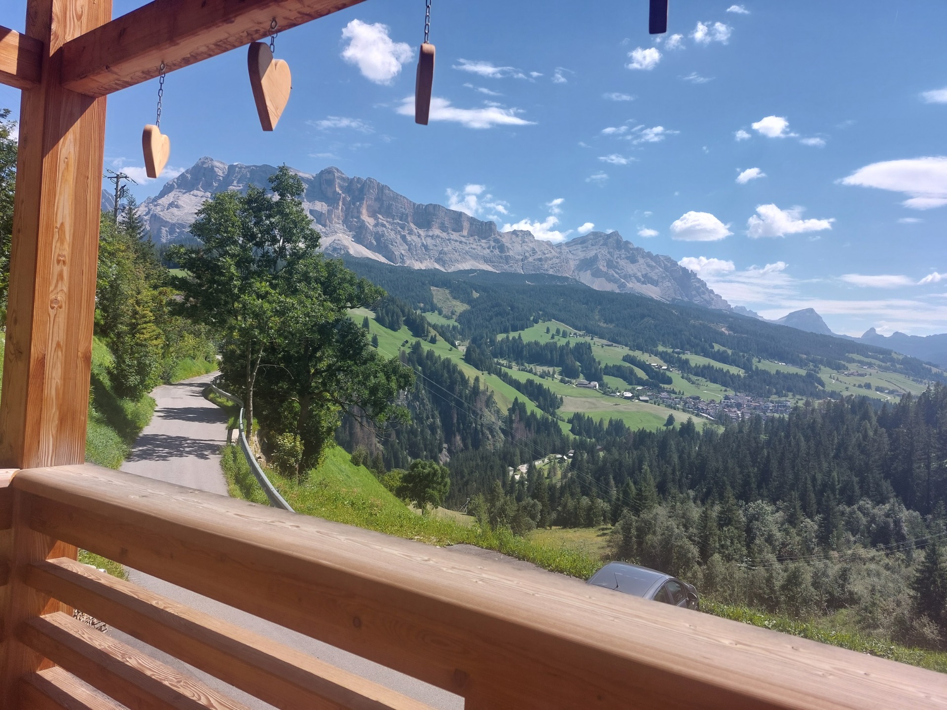 Uitzicht vanaf het balkon in Pedraces